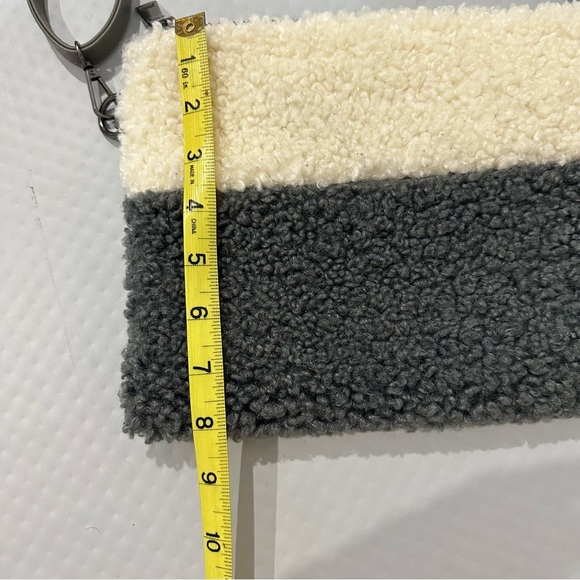 3AM FOREVER two tone cream Gray Colorblock Sherpa Fleece Crossbody Bag Pom Charm - Picture 8 of 9